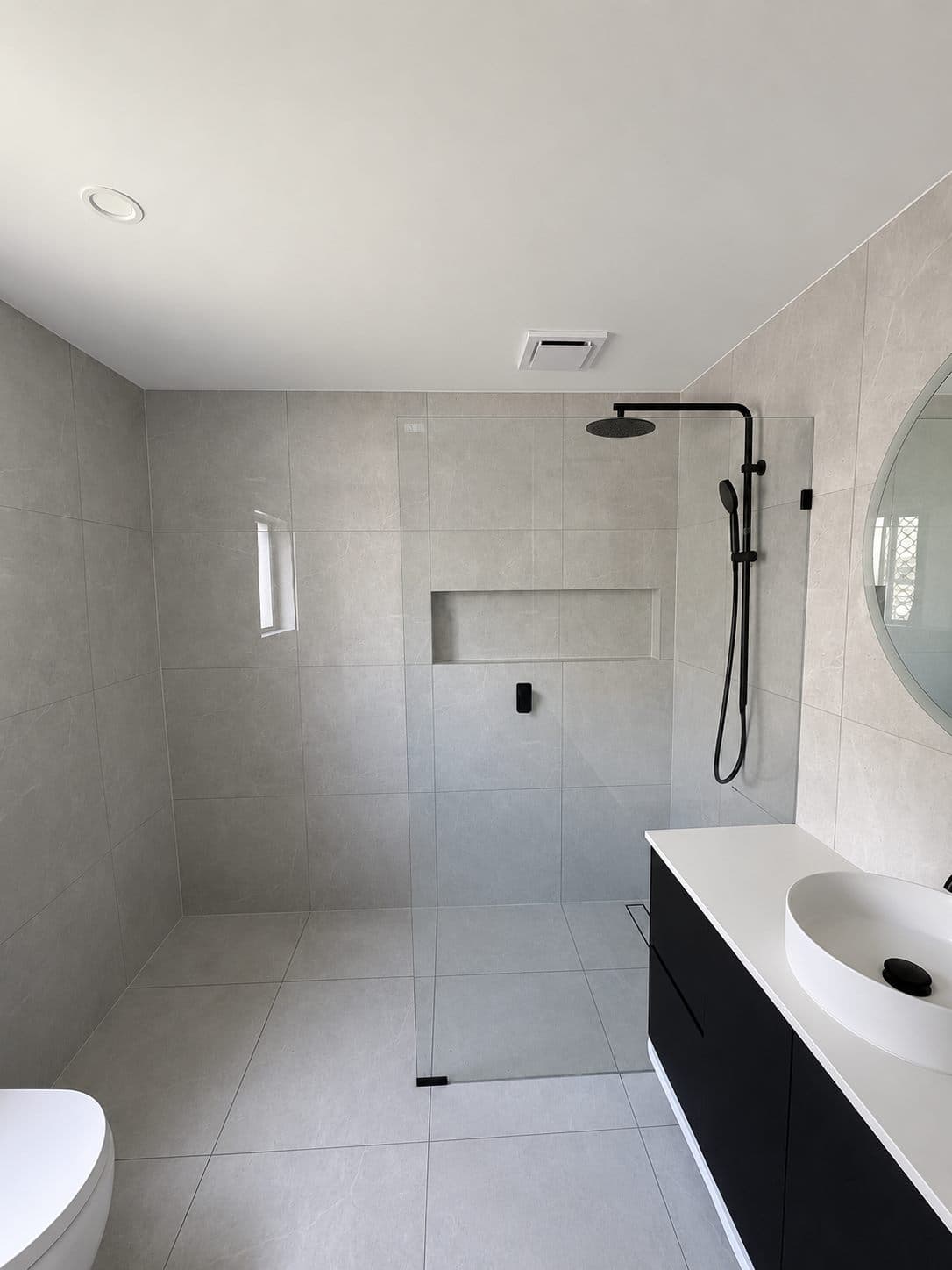 Gold Coast bathroom renovation with freestanding shower screen